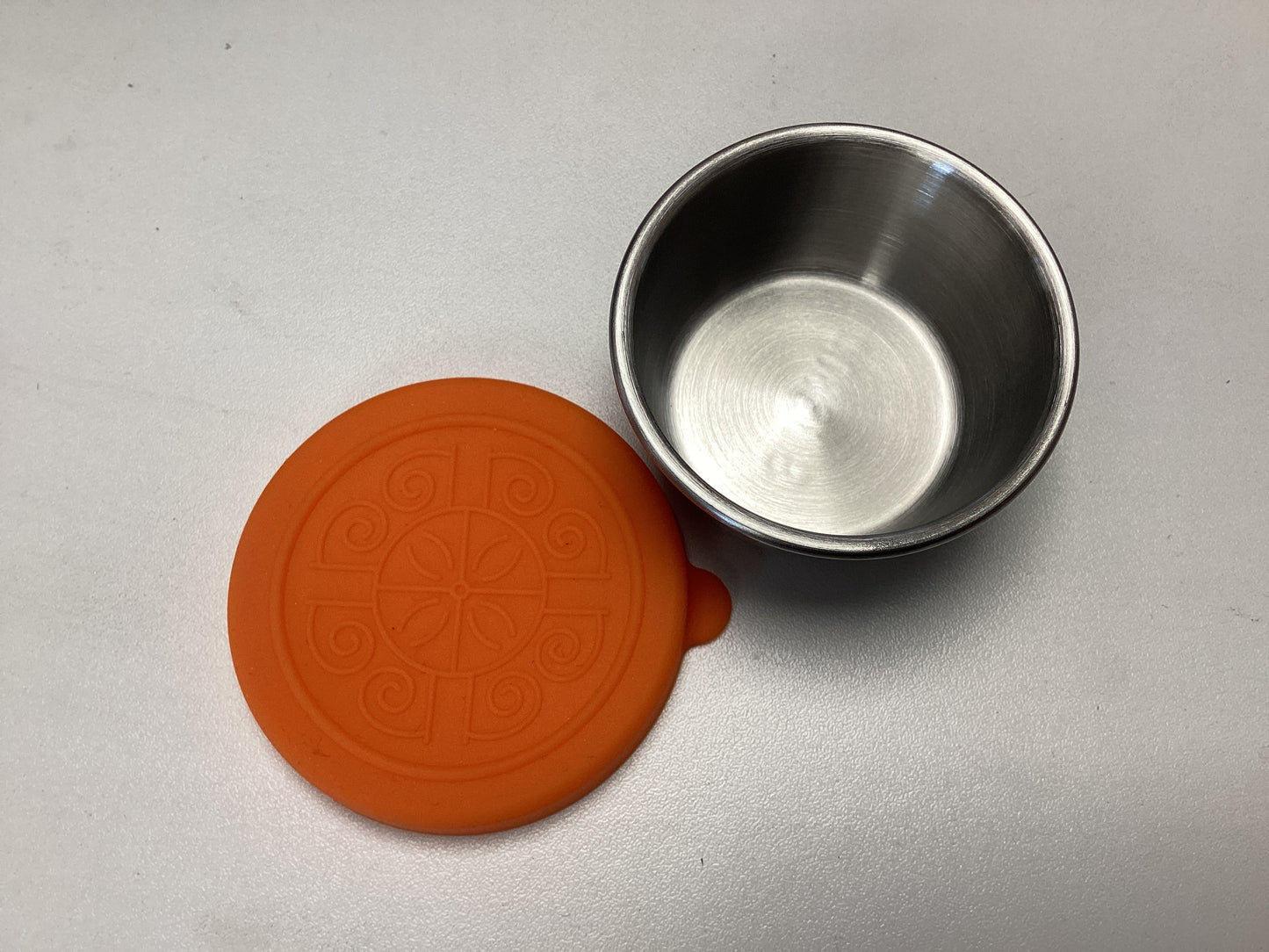 Metal Decanting pot with silicone lid